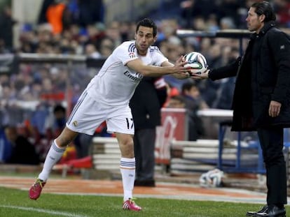 Simeone le da un balón a Arbeloa.