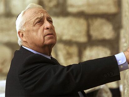 Ariel Sharon reza en el Muro de las Lamentaciones de Jerusalén en una imagen tomada en febrero de 2001.
