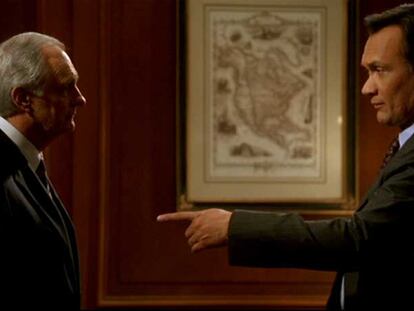 A la izquierda, el republicano Vinick (Alan Alda) y el demócrata Santos (Jimmy Simits) en <i>The west wing.</i>