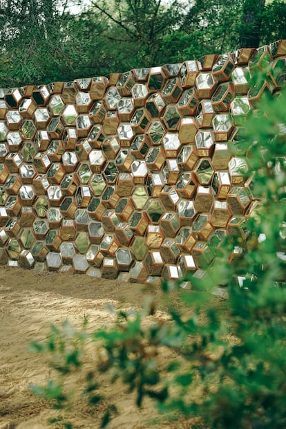 Quasi Brick Wall (2002), obra de Olafur Eliasson realizada con la colaboración de un artesano local.
