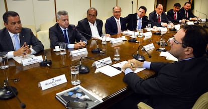 Governadores e o ministro Barbosa (dir.) em Brasília.
