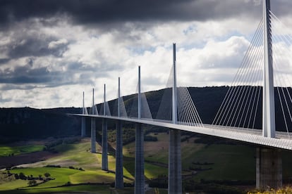 Sobre el <a href="https://es.tourisme-aveyron.com/es/descubrir/los-grandes-clasicos/viaducmillau.Php" target="">valle del Tarn</a>  se extiende en ligera curvatura uno de los puentes más altos del mundo. El efecto de esta construcción es tan airoso que parece, sobre todo cuando hay niebla, que levita. La construcción alcanza 343 metros de altura y por ella circulan diariamente en torno a 12.000 vehículos. Este viaducto se construyó, en pleno sur de Francia, para liberar Millau y el pintoresco valle del Tarn del tráfico de turistas.