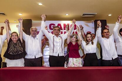 El candidato morenista a la gubernatura por Tamaulipas, Américo Villarreal, celebra luego de su victoria electoral del 5 de junio, en Ciudad Victoria.