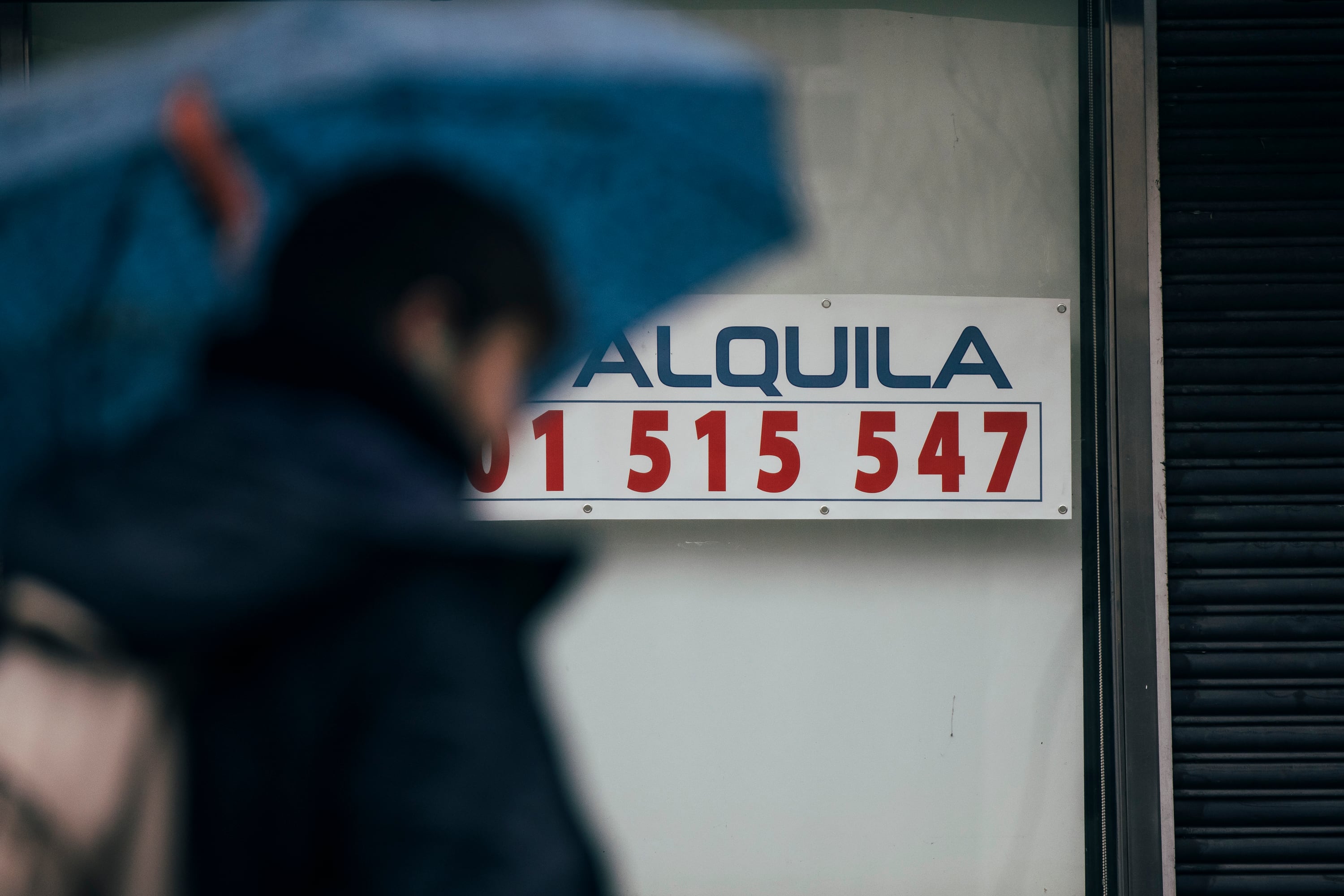 Un cartel de alquiler en Santiago de Compostela.