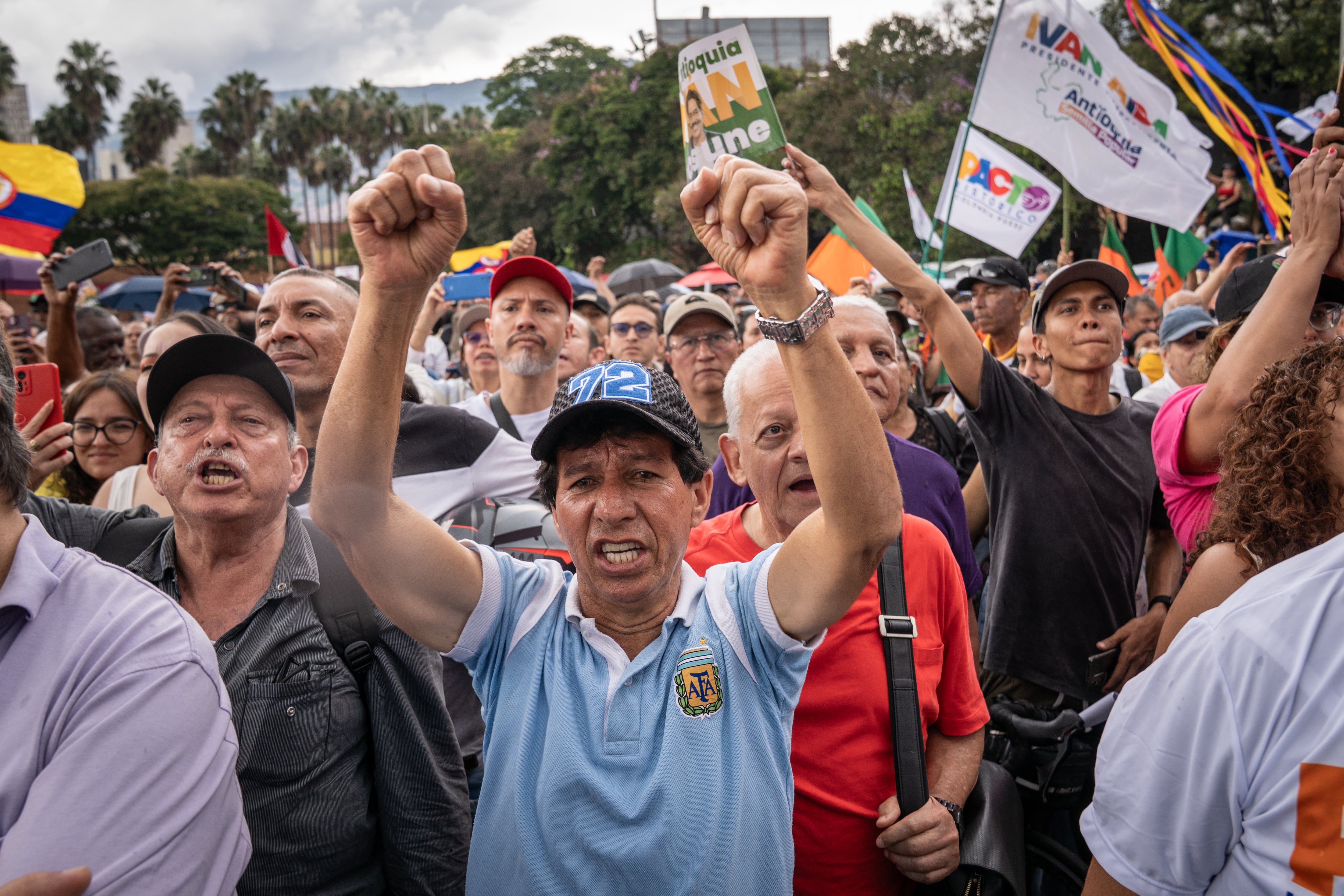 Simpatizantes de Iván Cepeda durante un acto de campaña, en Medellín, el 28 de marzo. 