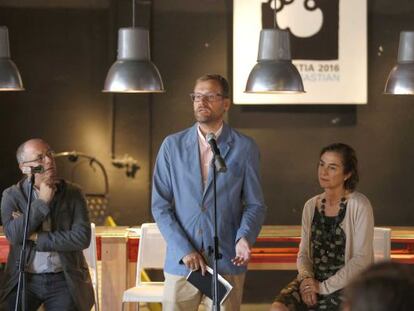 El nuevo director de San Sebastián 2016, Pablo Berástegui (centro), junto al alcalde de San Sebastián, Juan Karlos Izagirre, y la consejera de Cultura, Cristina Uriarte.