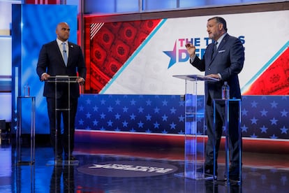 El senador Ted Cruz habla frente a su rival, Colin Allred, en un momento del debate celebrado en Dallas. Texas.