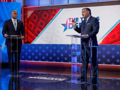 El senador Ted Cruz habla frente a su rival, Colin Allred, en un momento del debate celebrado en Dallas. Texas.