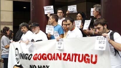 Miembros de la iniciativa popular "Iñigo Cabacas Gogoan" se concentran ante los juzgados de Bilbao