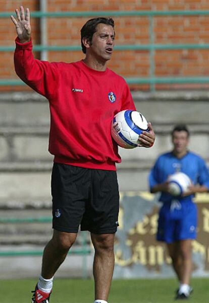 Quique Flores da órdenes durante un entrenamiento.