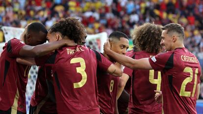 Los jugadores de Bélgica celebran un gol ante Rumania.