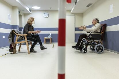 María Angeles Calzon, de 94 años, con su hija Marián Muñoz, de 60 años, en la residencia de mayores Concesol, en Madrid. En esta residencia, tras la segunda ola, permitían las visitas de los familiares respetando todas las medidas de seguridad.