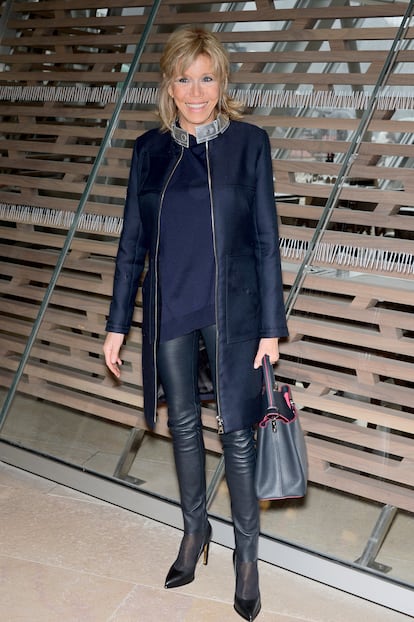 En la semana de la moda, en 2016.  Brigitte Macron, en el desfile de Louis Vuitton, con unos apretados pantalones de cuero.