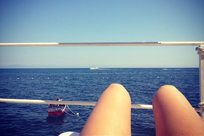 ¿A quién pertenecen estas piernas? A Jessica Alba, durante una jornada en barco por la costa italiana.