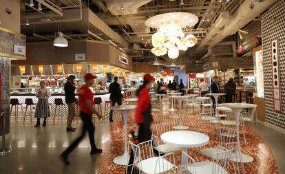 Interior del espacio gastronómico Little Spain, abierto en el barrio neoyorquino de Hudson Yards gracias al chef José Andrés y a los hermanos Ferran y Albert Adrià.