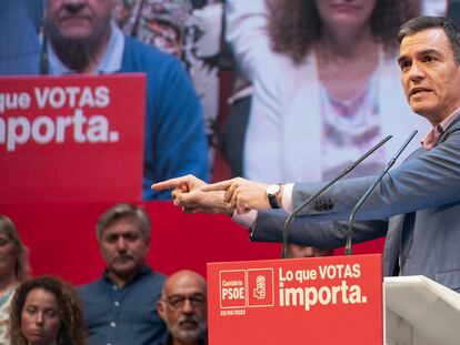 El presidente del Gobierno, Pedro Sánchez, participa en un acto de campaña del PSOE en el Palacio de Festivales de Santander, este lunes.