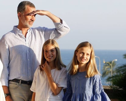 El Rey junto a sus hijas, durante el posado de la familia en Mallorca.