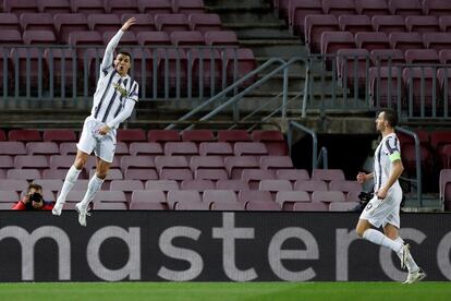 El delantero portugués de La Juventus Cristiano Ronaldo celebra su segundo gol, de penalti, el tercero de su equipo ante el FC Barcelona.