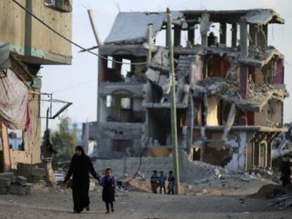 Uma mãe e seu filho, nas ruínas de Gaza.