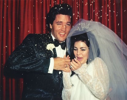 A pesar de la notable diferencia de edad, la relación siguió adelante y la pareja decidió casarse en 1967 (para entonces ella ya había cumplido 21) en una ceremonia de ocho minutos en Las Vegas. Se dice que el día de la boda Elvis, que acudió al altar presionado por su representante, el coronel Parker, lloró: “Me obligan a casarme”, habría dicho el mediático artista. Al parecer, la pareja consumó su amor aquella misma noche, ante la negativa del cantante de mantener previamente relaciones sexuales con Priscilla dada su juventud. 
