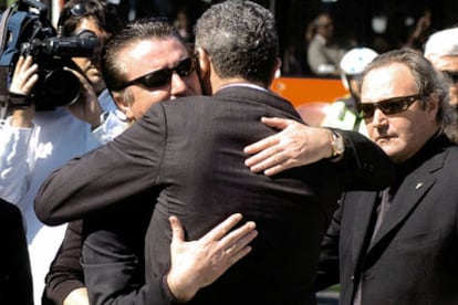 Ruiz Gallardón abraza a Ortega Cano a su llegada al Centro Cultural de la Villa.