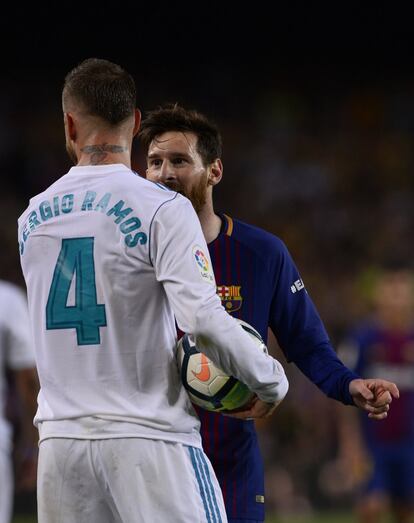 Sergio Ramos y Messi discuten en un momento del partido.