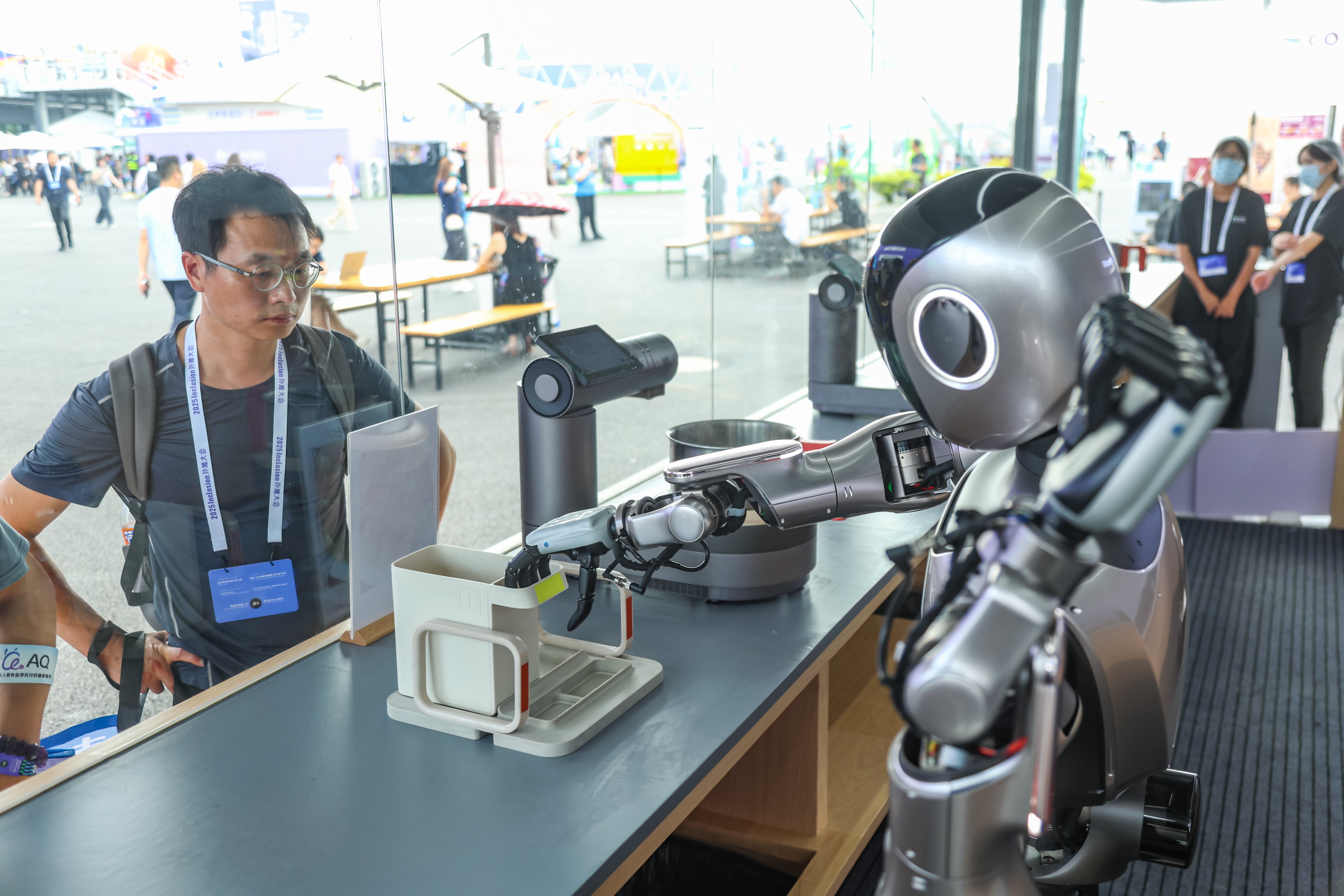 Robot presentado en Shanghái, una de las ciudades que lidera la investigación en IA en China.