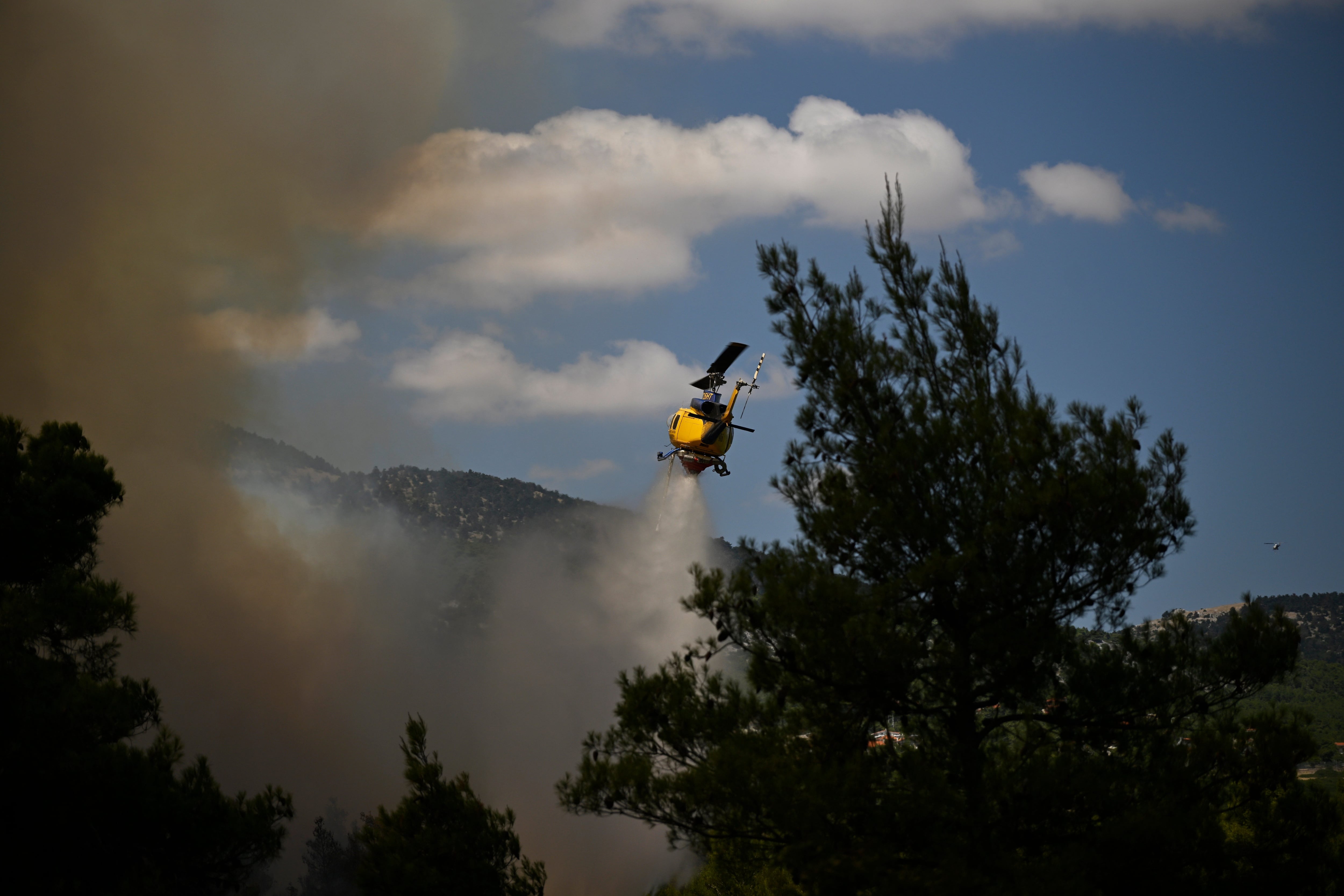 Dos pilotos mueren al chocar dos helicópteros que participaban en la extinción de un incendio en Grecia