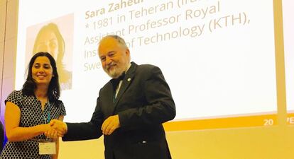 Sara Zahedi recibe el premio de la Sociedad Europea de Matemáticas (EMS) de manos de Pavel Exner, presidente de esta organización.