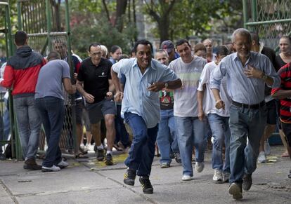 Eleitores correm pra votar na favela da Rocinha, no Rio de Janeiro, assim que a escola local abre seus portões. 