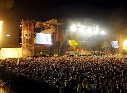 Ambiente en el auditorio John Lennon de Getafe, Madrid, durante la actuacin del grupo Metallica el sbado por la noche.