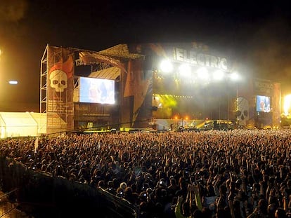 Ambiente en el auditorio John Lennon de Getafe, Madrid, durante la actuación del grupo Metallica el sábado por la noche.