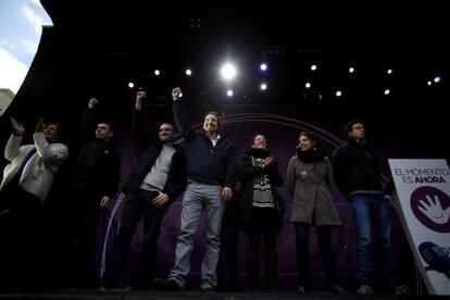 El secretario general de Podemos, Pablo Iglesias (c), junto a Carolina Bescansa (i), Luis Alegre (3i), Juan Carlos Monedero (2i), e Íñigo Errejón (d), en el escenario instalado en la Puerta del Sol de Madrid, donde ha concluido la "marcha del cambio" , el 31 de enero de 2015.