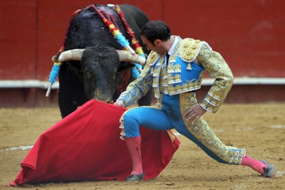 Enrique Ponce, durante una de sus faenas en la pasada Feria de Fallas de Valencia.