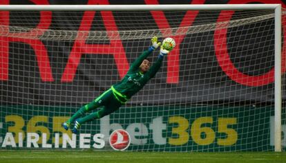 Keylor Navas desvia un remate durante el Rayo-Madrid. 