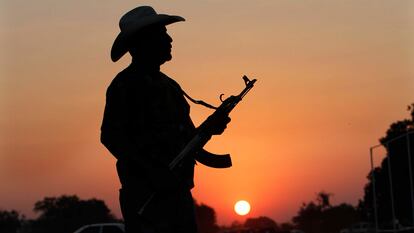 Un hombre armado con un rifle semiautomático en Apatzingán (Estado de Michoacán, México), en 2014.