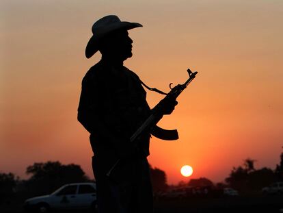 Un hombre armado con un rifle semiautomático en Apatzingán (Estado de Michoacán, México), en 2014.