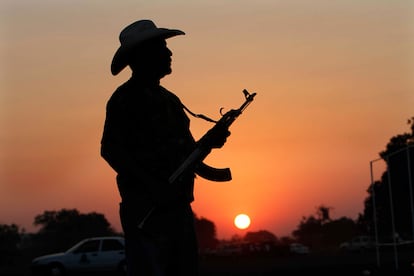 Un hombre armado con un rifle semiautomático en Apatzingán (Estado de Michoacán, México), en 2014.