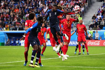 El jugador de Francia Samuel Umtiti anota el primer gol del partido.