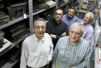 De izquierda a derecha, Luis, Juan, José, Alfredo y Ricardo Sirvent en el sótano donde guardan su colección de máquinas.