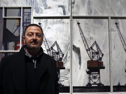 Antonio Alcaraz, con su obra sobre las grúas del puerto de Valencia.