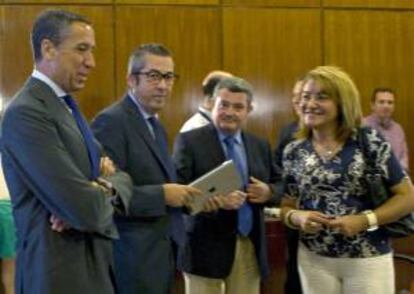 El exministro de Trabajo y Asuntos Sociales entre 2002 a 2004, Eduardo Zaplana (i), conversa con los miembros socialistas de la comisión, José Muñoz (2i), Jesús María Ruiz (2d), y la portavoz, Antonia Moro, al comienzo de su comparecencia hoy en el Parlamento andaluz ante la comisión que investiga las irregularidades de los ERE.