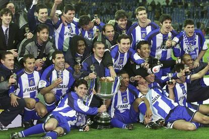 La plantilla del Deportivo se hace la foto con el trofeo de la Copa.
