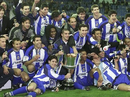 La plantilla del Deportivo se hace la foto con el trofeo de la Copa.