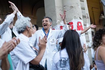 El psicólogo Alejandro Sapere, de 62 años, trabaja desde hace más de tres décadas en este hospital y es una de las caras más visibles de las protestas contra los despidos y los recortes presupuestarios. Sapere entró como residente en 1988, cuando se llamaba Centro nacional de reeducación social (Cenareso) y estaba especializado en pacientes con consumos problemáticos de estupefacientes. A raíz de la aprobación de la Ley de Salud mental, en 2010, el trabajo del centro se amplió para convertirse en referente nacional en salud mental y cinco años después se le cambió el nombre a Hospital Laura Bonaparte en homenaje a la Madre de Plaza de Mayo y psicóloga que falleció en 2013. Sapere denuncia que, en los hechos, el Gobierno de Milei ahoga cada día un poco más al hospital y busca empeorar la atención que brinda para que sea más fácil cerrarlo.