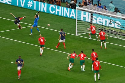 Theo Hernández (izquierda) anotando el primer gol de Francia en el partido contra Marruecos.
