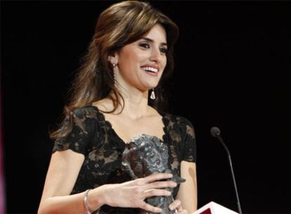 Penélope Cruz recoge el premio a la mejor actriz de reparto en la pasada edición de los Goya.