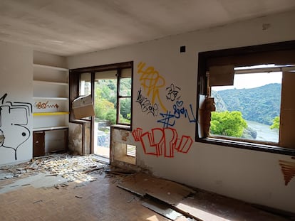 Vista del estado del interior de una vivienda ubicada en el poblado de Salto de Castro, en Zamora.