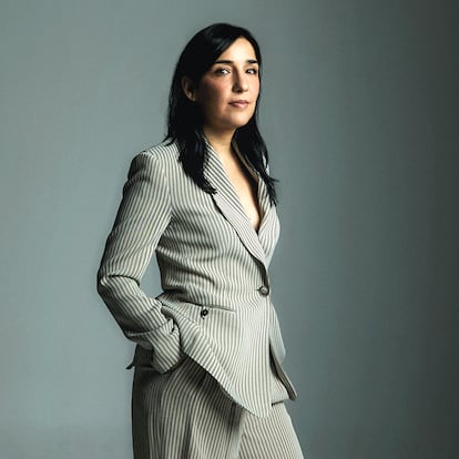 Alauda Ruiz de Azúa lleva traje de dos piezas de EMPORIO ARMANI y zapatos de piel de WEEKEND MAX MARA.