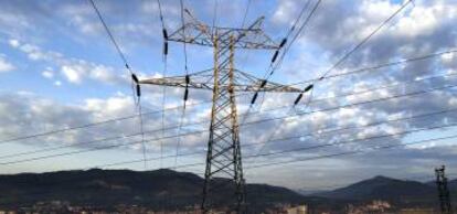 Una torre de transporte de energía.